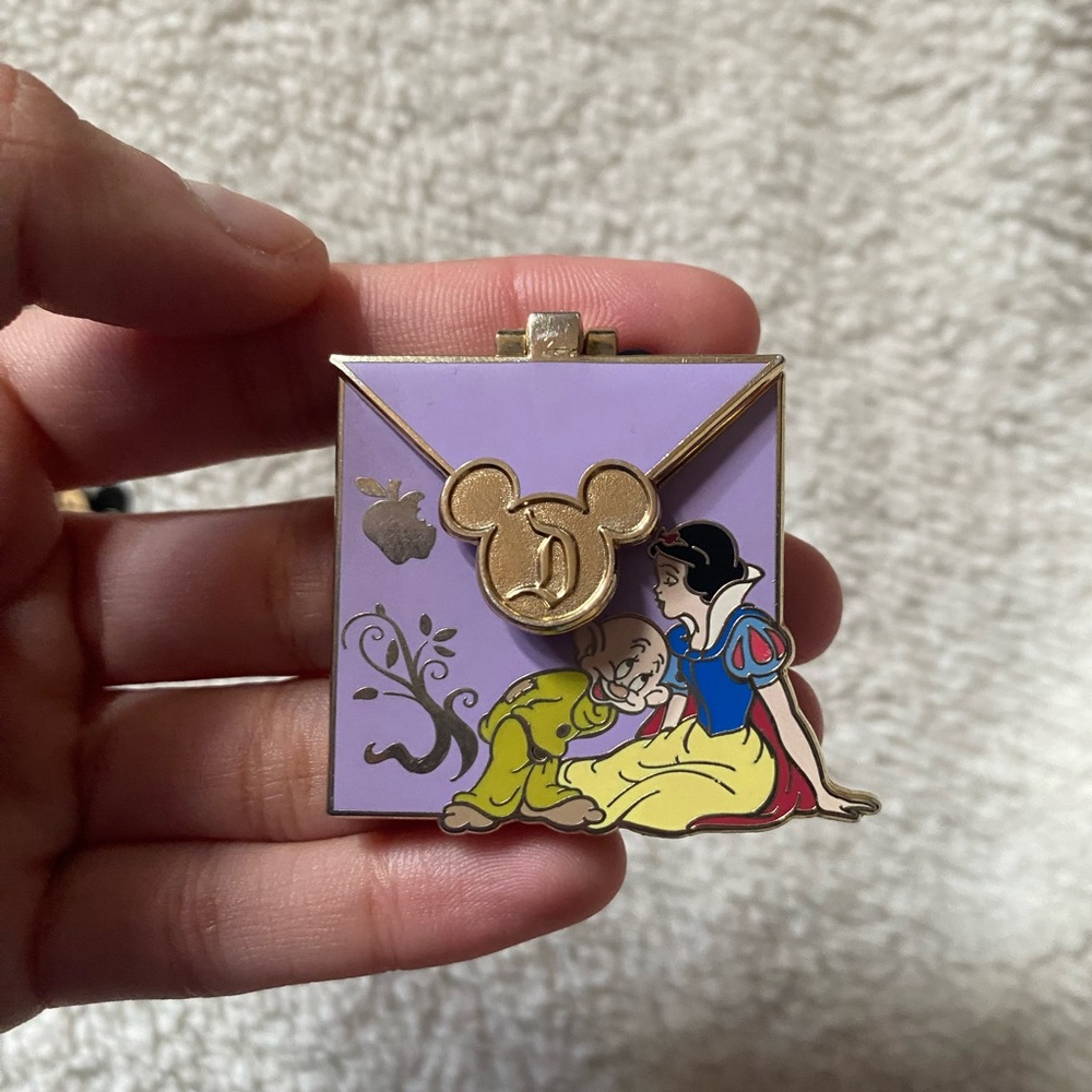 Disney Snow White and Dopey Limited Edition from 2000 Official Enamel Pin.